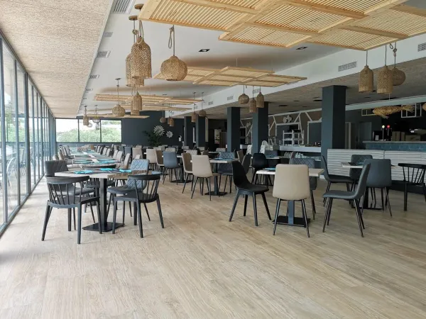 La parte interna del ristorante del campeggio Roan Alannia Els Prats.