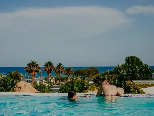 Vista sul mare dalla piscina del campeggio Roan Alannia Els Prats.