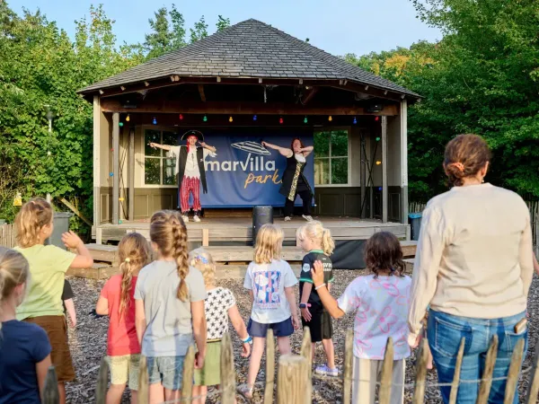 Spettacolo di animazione con i bambini sul palco del campeggio Roan Marvilla Parks Kaatsheuvel.