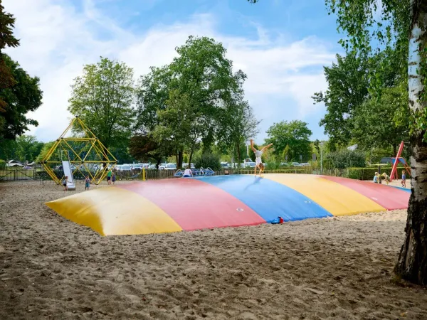 Fare trucchi sul trampolino aereo del campeggio Roan Marvilla Parks Kaatsheuvel.