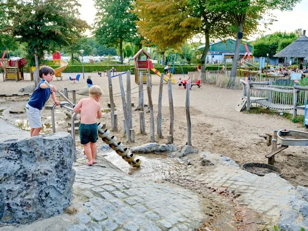 In estate, giocate con l'acqua nel parco giochi del campeggio Roan Marvilla Parks Kaatsheuvel.