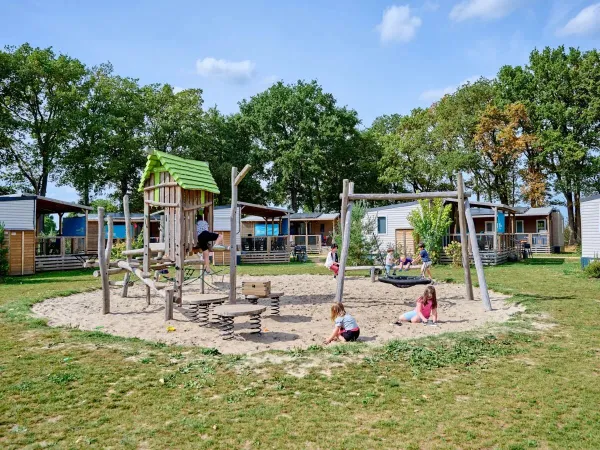 Il parco giochi è direttamente adiacente agli alloggi Roan del campeggio Roan Marvilla Parks Kaatsheuvel.
