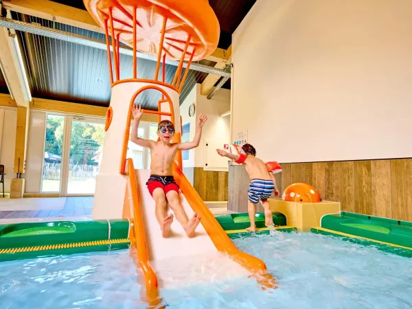 Scivolate nella piscina per bambini del campeggio Roan Marvilla Parks Kaatsheuvel.