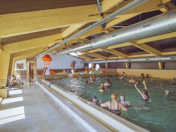 Piscina coperta riscaldata al campeggio Roan Marvilla Parks Kaatsheuvel.