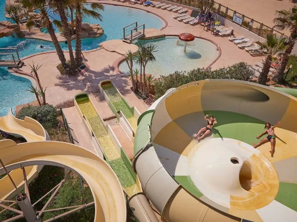 Diversi scivoli divertenti con tornado al campeggio Roan Le Petit Mousse.