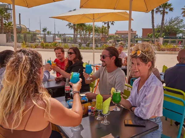 Brindisi sulla terrazza del campeggio Roan Le Petit Mousse.
