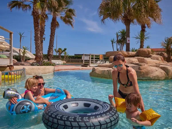 Mamme con bambini piccoli nella piscina del campeggio Roan Le Petit Mousse.