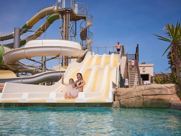 Le ragazze scivolano sullo scivolo del campeggio Le Petit Mousse di Roan.