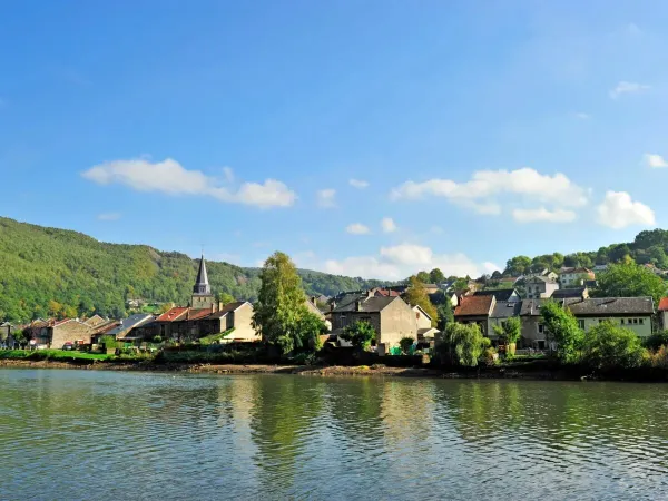 Villaggio vicino al campeggio Roan Le Lac des Vieilles Forges.