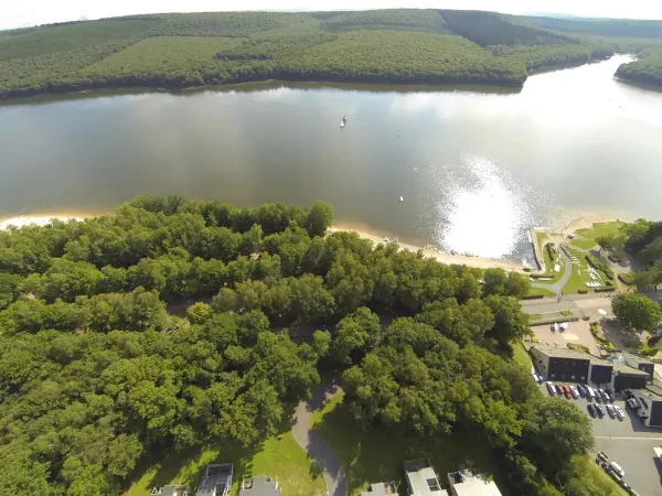 Foto dall'alto del lago e del campeggio Roan Le Lac des Vieilles Forges.