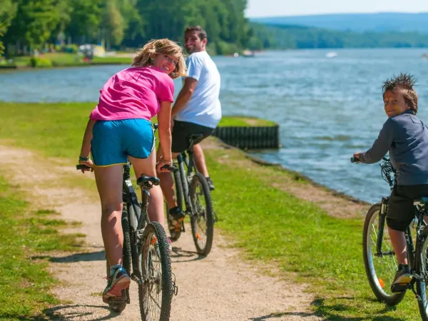 In bicicletta intorno al campeggio Roan Le Lac des Vieilles Forges.