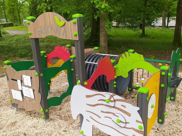 Un parco giochi al campeggio Roan Le Lac des Vieilles Forges.