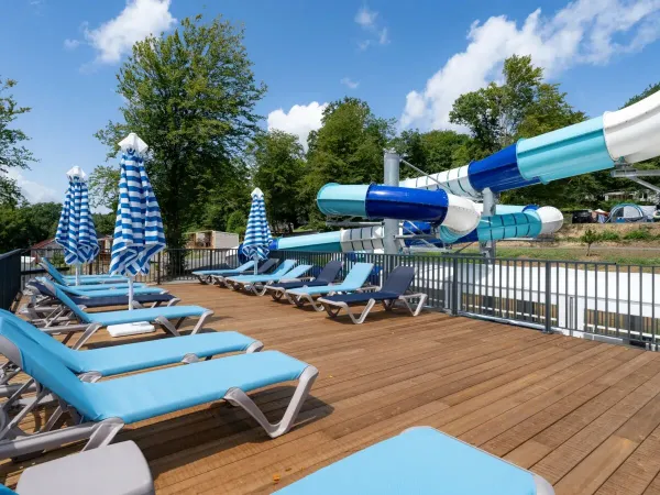 Terrazza solarium e scivolo al Roan camping Le Lac des Vieilles Forges.