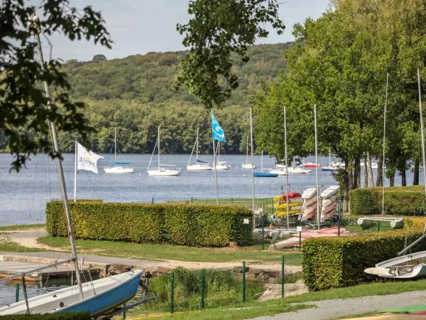 Sport acquatici sul lago al Roan camping Le Lac des Vieilles Forges.