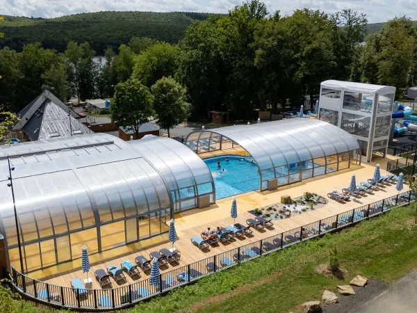 La piscina e gli scivoli di Le Lac des Vieilles Forges.