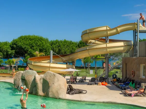 Il divertente acquascivolo del campeggio Roan Arinella Bianca.