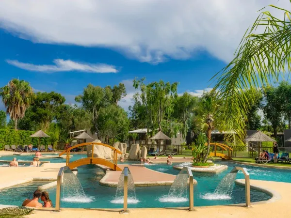 Persone che si divertono nell'area benessere del campeggio Roan Arinella Bianca.