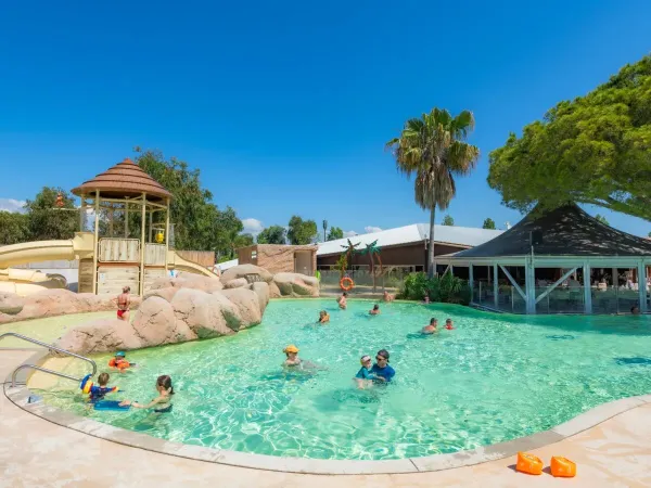 Parte della piscina del campeggio Roan Arinella Bianca.