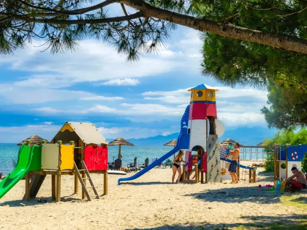 Parco giochi sulla spiaggia del campeggio Roan Arinella Bianca.