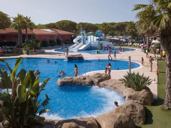 La piscina con sezione per bambini del Roan camping Bella Terra.