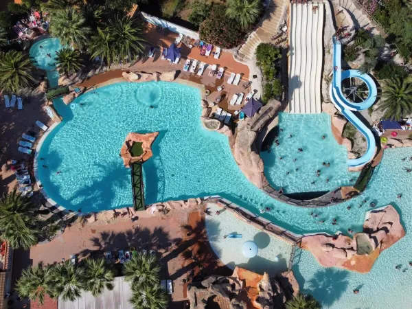 Vista dall'alto della piscina del campeggio Roan Les Sables d'Or.