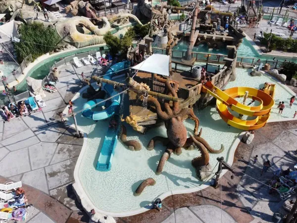 Parco giochi acquatico con nave pirata e scivoli al campeggio Roan Les Sables d'Or.