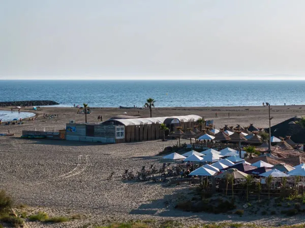 La spiaggia con bar del campeggio Roan Les Sables d'Or.