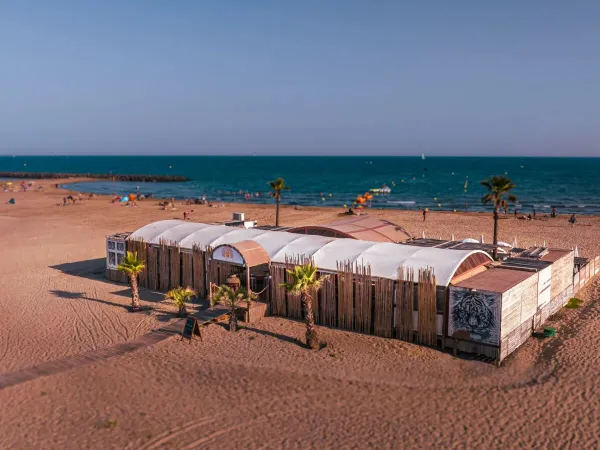 Panoramica della spiaggia e del mare del Roan camping Les Sables d'Or.