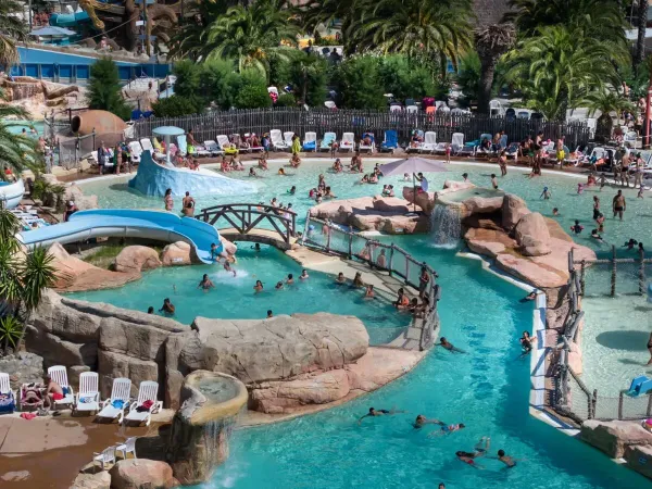 Gli ospiti possono nuotare nella piscina del campeggio Roan Les Sables d'Or.