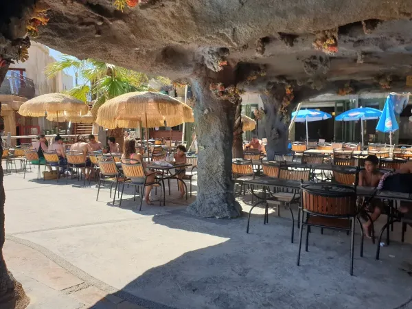 Accogliente terrazza del campeggio Roan Les Sables d'Or.