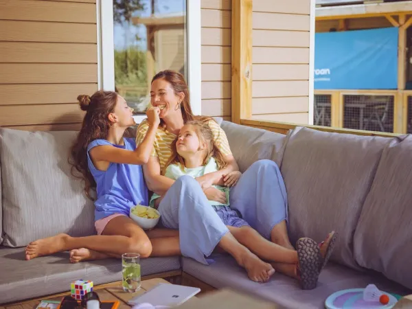 Madre e figli si divertono sul divano del salotto di Roan.