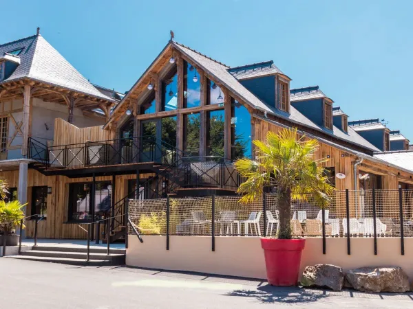 Ristorante con terrazza soleggiata al campeggio Roan Domaine des Ormes.