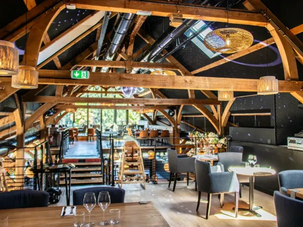 Piano superiore del ristorante del campeggio Roan Domaine des Ormes.