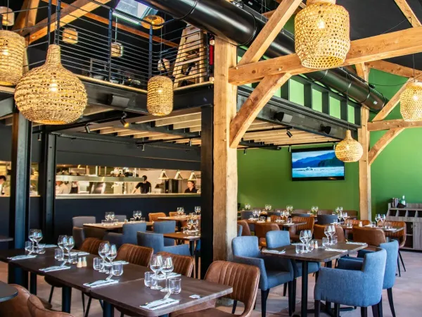 Ristorante d'atmosfera con cucina a vista al campeggio Roan Domaine des Ormes.