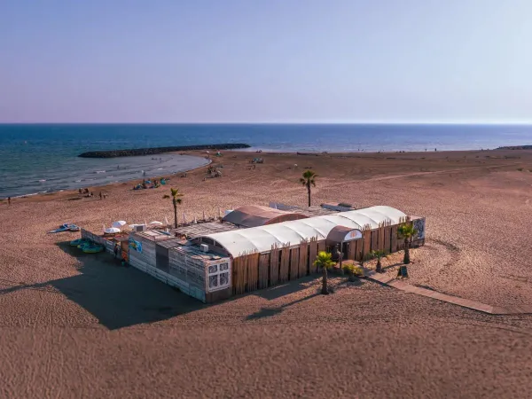 Spiaggia e bar del campeggio Roan Les Sables d'Or.