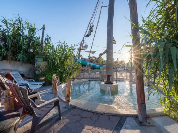 Piscina per bambini con sedie a sdraio al campeggio Roan Les Sables d'Or.