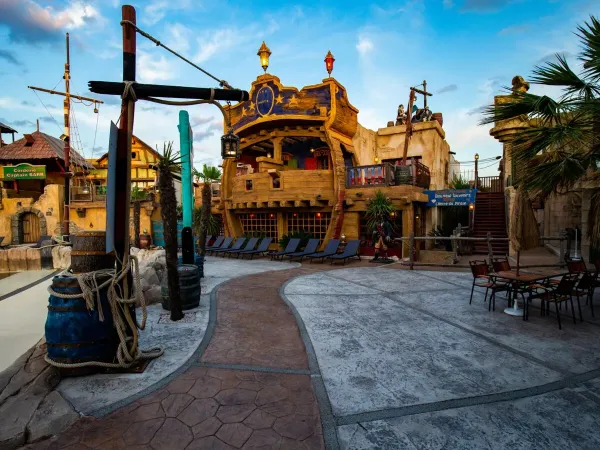 Tema dei pirati in piscina al campeggio Roan Les Sables d'Or.
