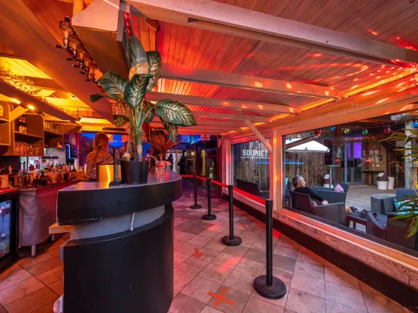 Il bar del campeggio Roan Domaine des Bans.