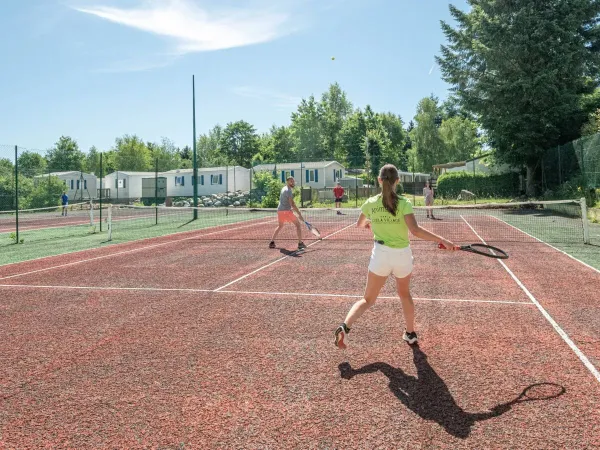 Tennis al campeggio Roan Domaine des Bans