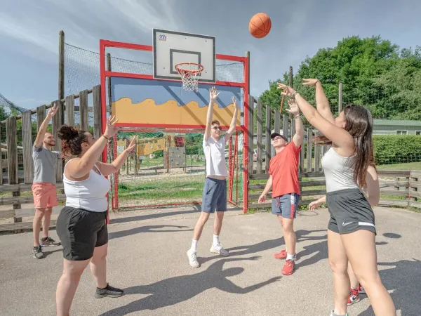 Area multisport del campeggio Domaine des Bans.