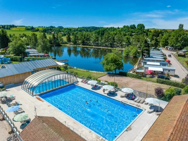 Piscina semiolimpionica al campeggio Roan Domaine des Bans.