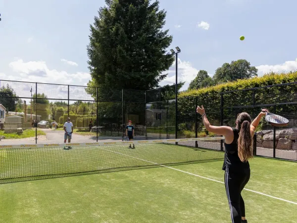 Tennis al campeggio Roan Domaine des Bans.