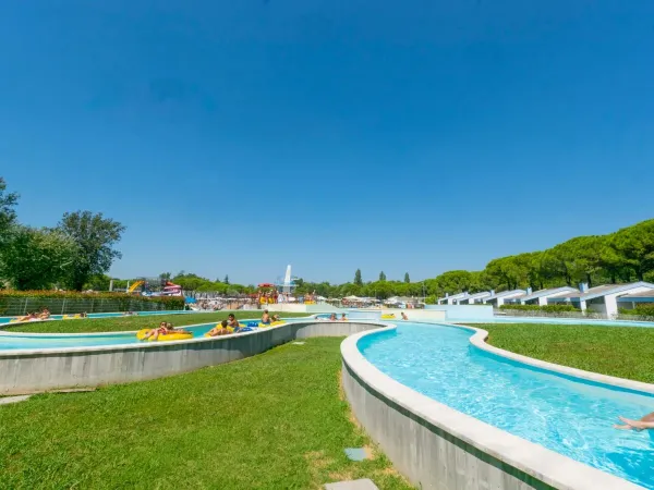 Divertimento nel lazyriver del campeggio Roan Marina Julia Camping Village.