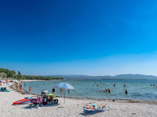 Spiaggia di ciottoli del campeggio Roan Marina Julia Camping Village.