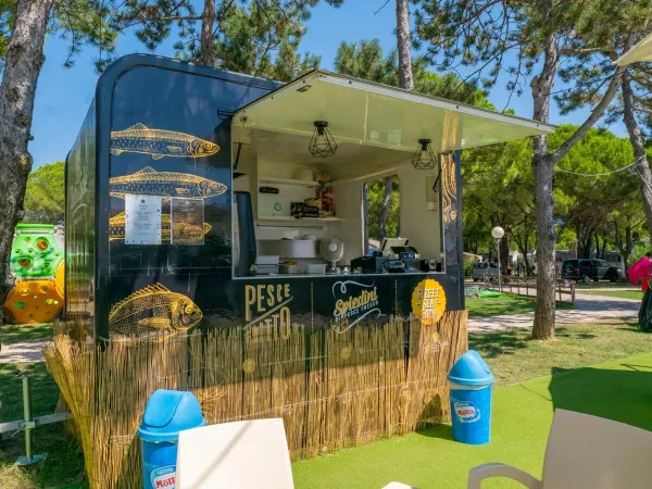 Streedfood bar del campeggio Roan Marina Julia Camping Village.