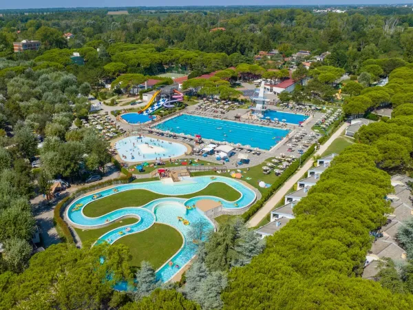 Panoramica delle piscine del campeggio Roan Marina Julia Camping Village.