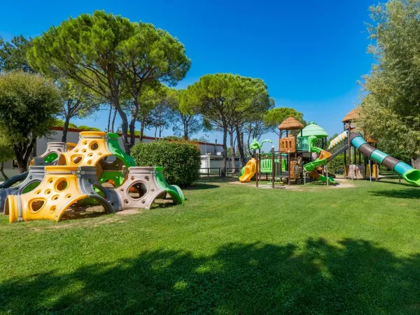 Divertente parco giochi al campeggio Roan Marina Julia Camping Village.