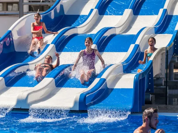 Divertente scivolo per famiglie al campeggio Roan Marina Julia Camping Village.