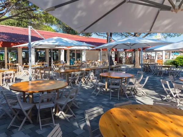 Un'accogliente terrazza al campeggio Roan Marina Julia Camping Village.