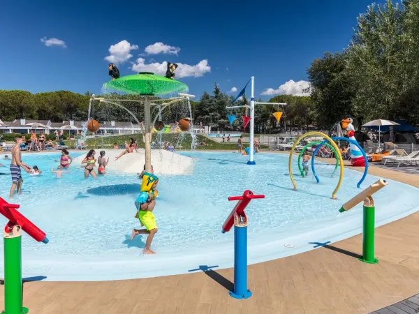 Piscina per bambini con scivoli e nebulizzatori al campeggio Roan Marina Julia Camping Village.